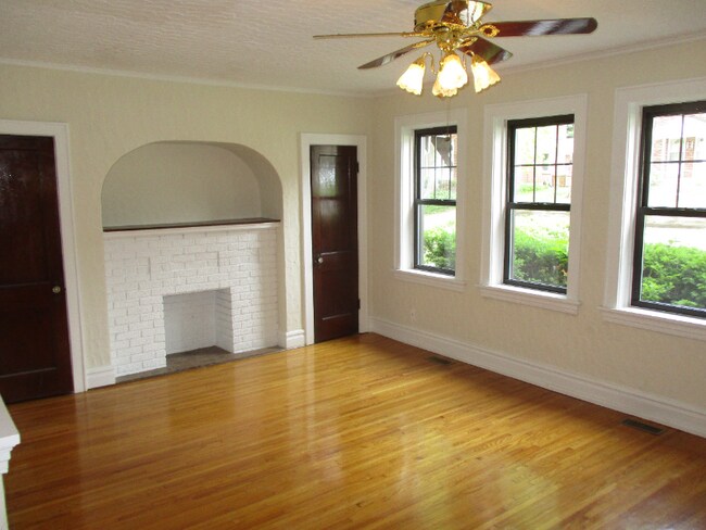 1079 Terrace Dr in Richmond Heights, MO - Foto de edificio - Building Photo