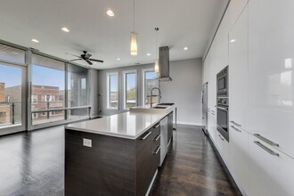 2547 W Augusta Blvd in Chicago, IL - Building Photo - Building Photo
