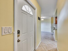 4075 Village Dr in Delray Beach, FL - Foto de edificio - Building Photo