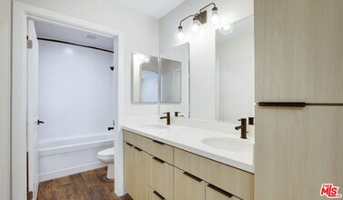 7660 Beverly Blvd in Los Angeles, CA - Building Photo - Building Photo