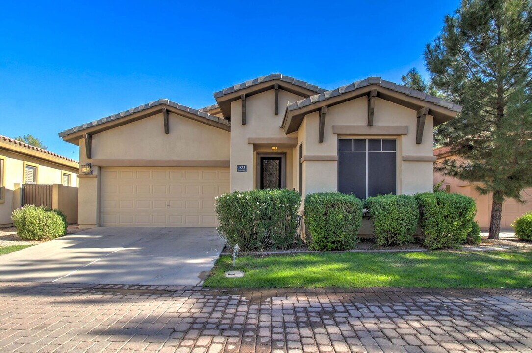 1833 W Periwinkle Way in Chandler, AZ - Building Photo