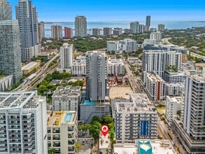 150 SW 10th St, Unit 3 in Miami, FL - Foto de edificio - Building Photo