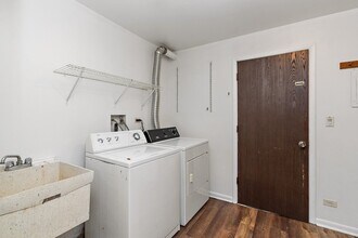1555 Perry Ct in Aurora, IL - Building Photo - Building Photo