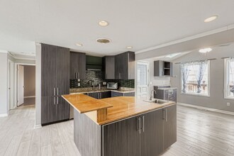 8293 Gaylord St in Denver, CO - Foto de edificio - Building Photo