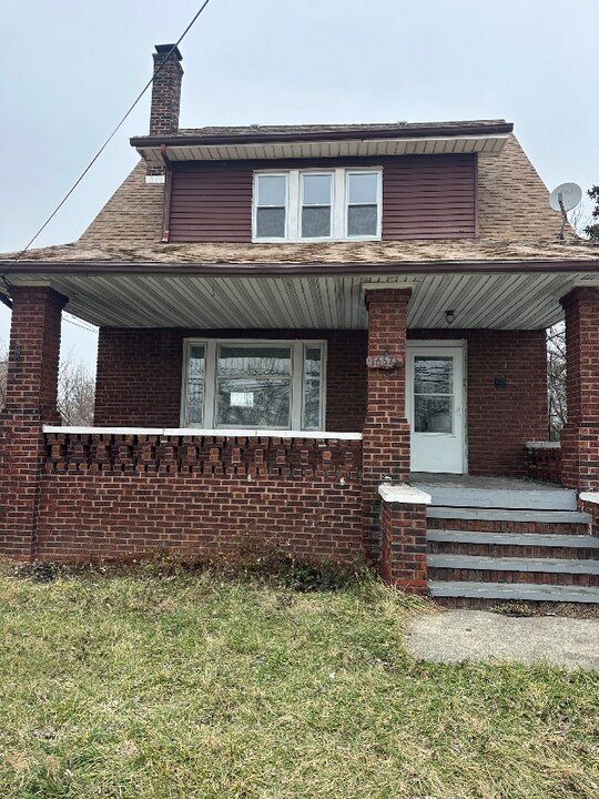 16575 Libby Rd in Maple Heights, OH - Foto de edificio