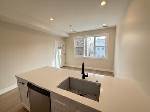 2750 W Francis Pl, Unit 2 in Chicago, IL - Building Photo - Building Photo