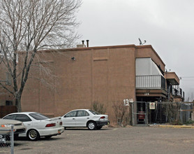 138 Rhode Island St SE in Albuquerque, NM - Building Photo - Building Photo