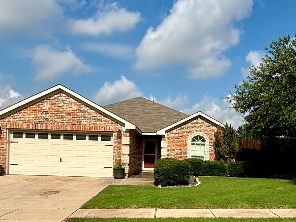 2200 Halladay Tr in Fort Worth, TX - Building Photo