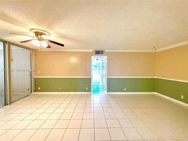 920 NE 199th St in Miami, FL - Building Photo - Building Photo