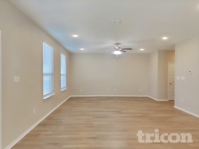 4327 Spirit Star Dr in Converse, TX - Foto de edificio - Building Photo