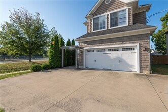 23711 Wolf Rd in Bay Village, OH - Foto de edificio - Building Photo
