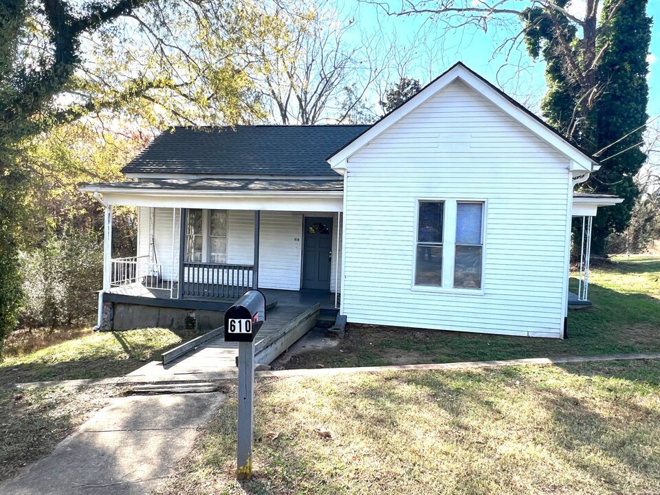 610 2nd Ave in Lawrenceville, VA - Foto de edificio