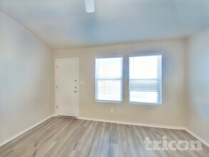 5104 Saddle Clb Dr in Georgetown, TX - Foto de edificio - Building Photo