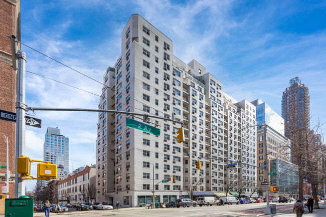 301 E 66th Street in New York, NY - Foto de edificio - Building Photo