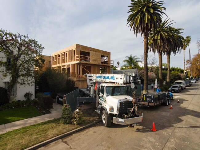 807 N Cherokee Ave in Los Angeles, CA - Foto de edificio - Building Photo