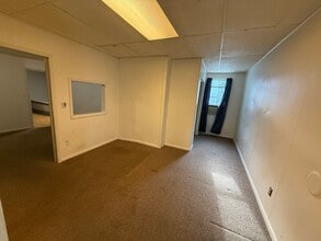 19 1/2 S Jefferson Ave in Iola, KS - Foto de edificio - Building Photo