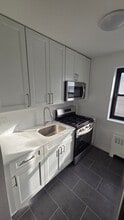 165 Vroom St, Unit 2J in Jersey City, NJ - Building Photo - Building Photo