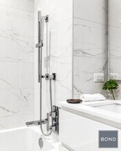 222 E 44th St in New York, NY - Building Photo - Building Photo