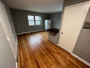 2519 Indianola Ave, Unit Unit E in Columbus, OH - Building Photo - Building Photo