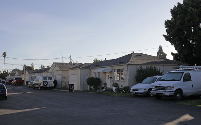 Hesperian Court in Hayward, CA - Building Photo - Building Photo