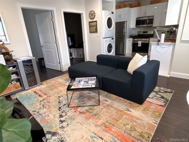 3 Bryant Ave in Roslyn, NY - Building Photo - Building Photo