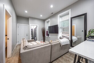 2243 W 23rd Pl, Unit 2R in Chicago, IL - Building Photo - Building Photo