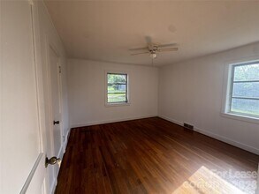 1203 Hibriten Dr SE in Lenoir, NC - Building Photo - Building Photo