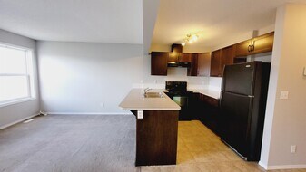 18004-18089 89 St NW in Edmonton, AB - Building Photo