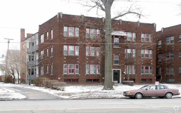 12009 Clifton Blvd in Lakewood, OH - Foto de edificio - Building Photo