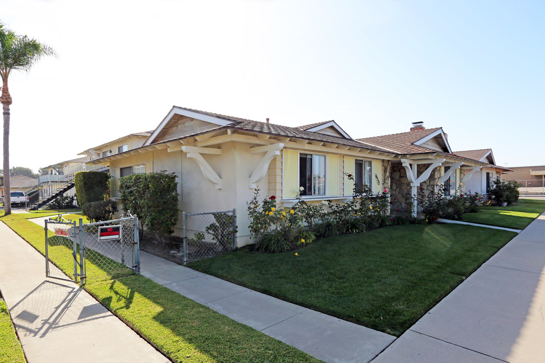 16572 Sabot Ln in Huntington Beach, CA - Building Photo