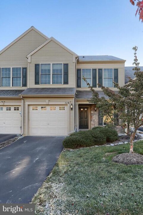 712 Creekside Dr in Hummelstown, PA - Building Photo