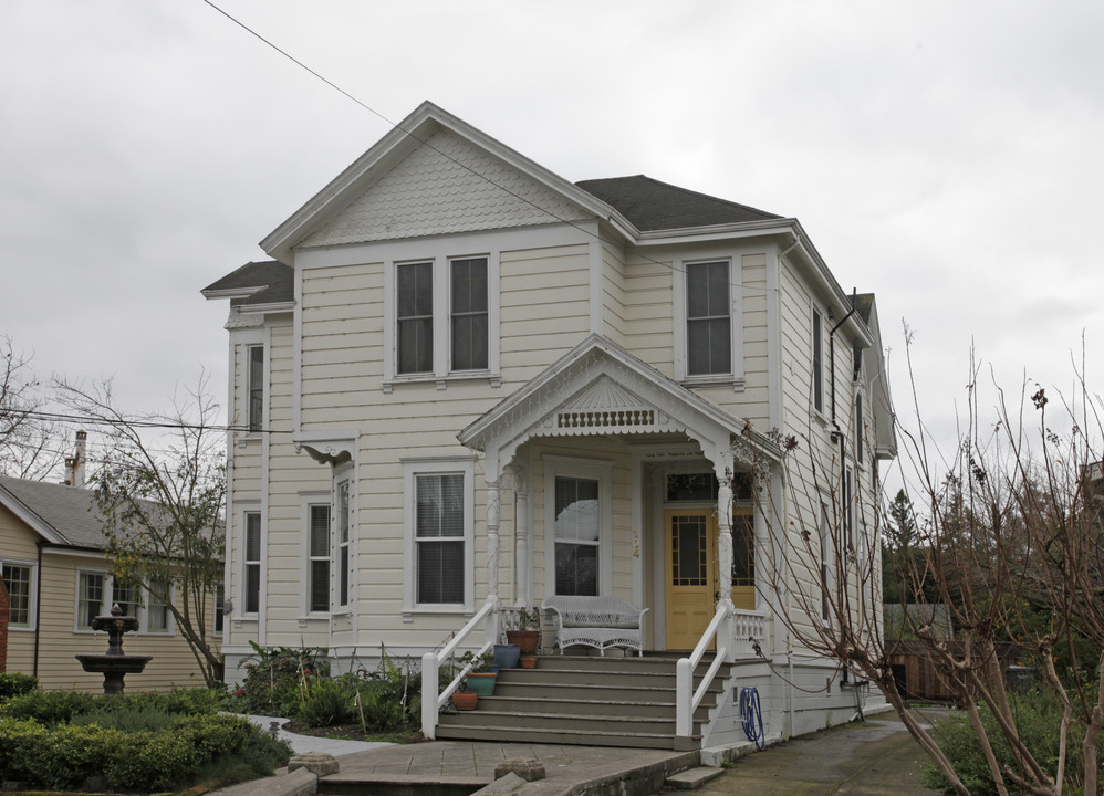 104 8th St in Petaluma, CA - Building Photo