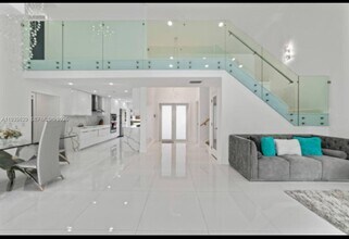 20051 NW 64th Pl in Hialeah, FL - Building Photo - Building Photo