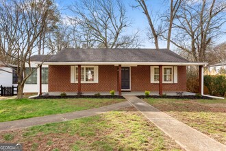 1370 Quarles Ave SE in Smyrna, GA - Foto de edificio - Building Photo