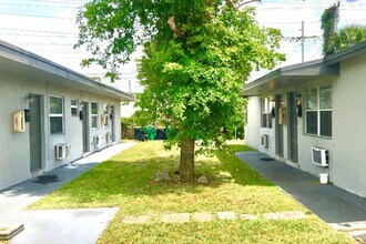 309 Phippen Waiters Rd in Dania Beach, FL - Foto de edificio - Building Photo