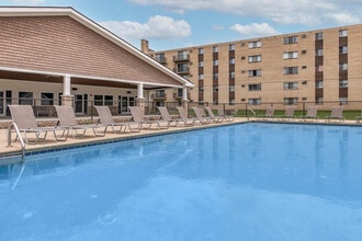 Chestnut Lake in Strongsville, OH - Foto de edificio - Building Photo