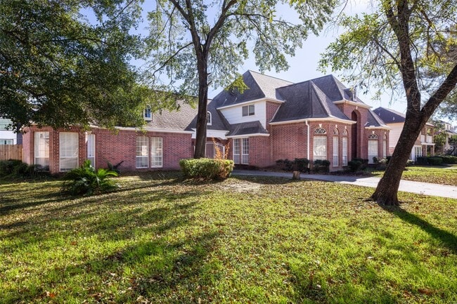 15510 Misty Hollow Dr in Houston, TX - Building Photo - Building Photo