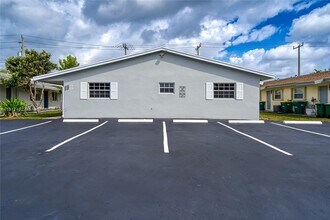 2323 NW 52nd Ct in Fort Lauderdale, FL - Building Photo - Building Photo