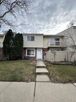 216 Springmeadow Dr in Holbrook, NY - Building Photo