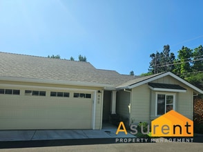 400 Village Ct in Talent, OR - Building Photo - Building Photo