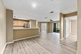 4057 Crockers Lake Blvd, Unit 13 in Sarasota, FL - Building Photo - Building Photo