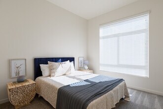 Village Station in North Salt Lake, UT - Foto de edificio - Interior Photo