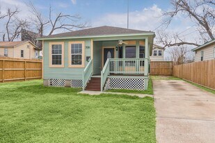 708 E 32nd St in Houston, TX - Building Photo