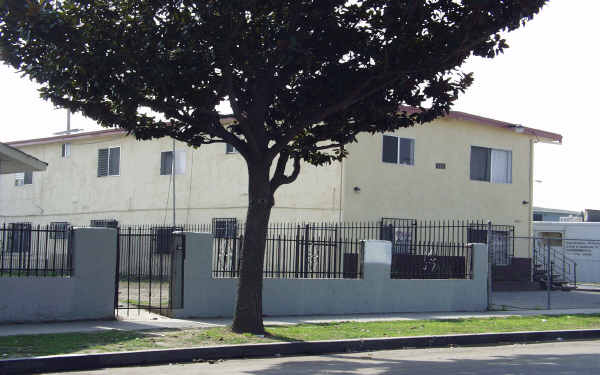 1640 W 19th St in Long Beach, CA - Foto de edificio