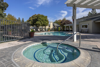 REFLECTIONS in Fresno, CA - Foto de edificio - Building Photo