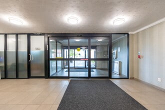 4981 Bathurst Apartments in Toronto, ON - Building Photo - Building Photo