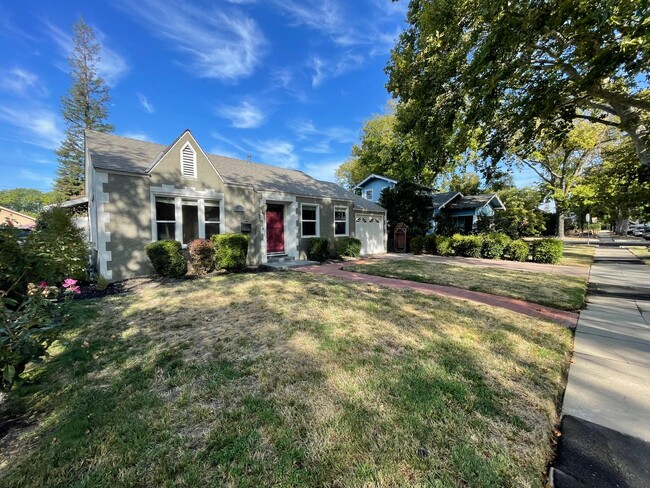 131 Olive Ave in Modesto, CA - Foto de edificio - Building Photo