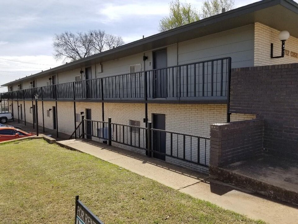 712 Custer St in Weatherford, OK - Building Photo