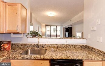 1001 N Randolph St in Arlington, VA - Building Photo - Building Photo