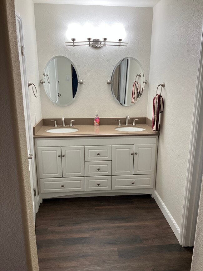 22612 Rockford Dr in Lake Forest, CA - Foto de edificio - Building Photo